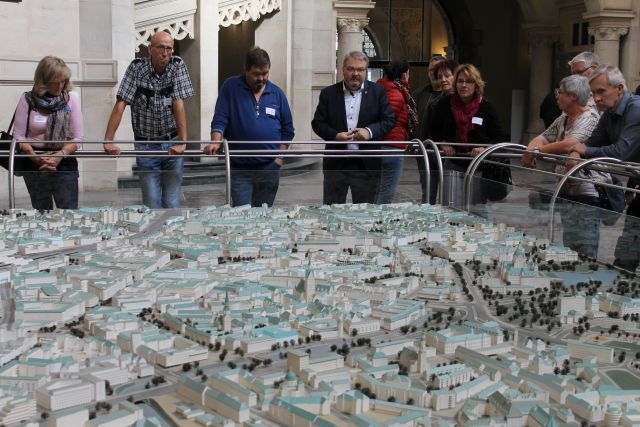 6 Bürgermeister Hermann erläutert das aktuelle Stadtmodell